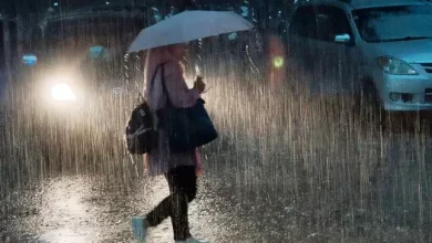 Seorang wanita menerobos hujan | Ilustrasi