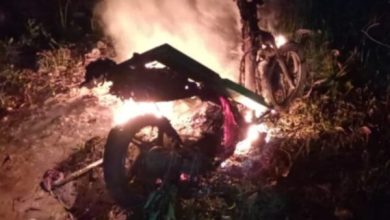 Sepeda motor Honda Beat dibakar warga usai penggerebekan dugaan perselingkuhan di Dusun Murtapa, Desa Gersempal, Kecamatan Omben, Sampang, Minggu (18/1/2026) dini hari. (Foto: Istimewa)