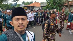 Ribuan jamaah mengikuti napak tilas ulama Bangkalan–Jombang, melantunkan dzikir dan shalawat sebagai ikhtiar meneladani perjuangan para muassis Nahdlatul Ulama.
