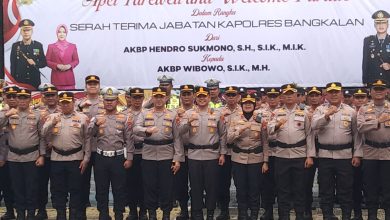 Keterangan Foto: Prosesi penyambutan Kapolres Bangkalan AKBP Wibowo dengan tarian adat daerah dan tradisi pedang pora di Mapolres Bangkalan, Selasa (13/1/2026).