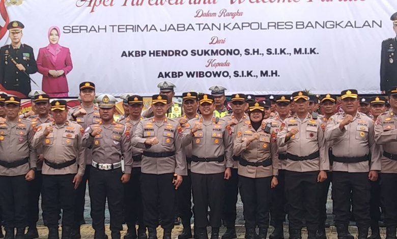 Keterangan Foto: Prosesi penyambutan Kapolres Bangkalan AKBP Wibowo dengan tarian adat daerah dan tradisi pedang pora di Mapolres Bangkalan, Selasa (13/1/2026).