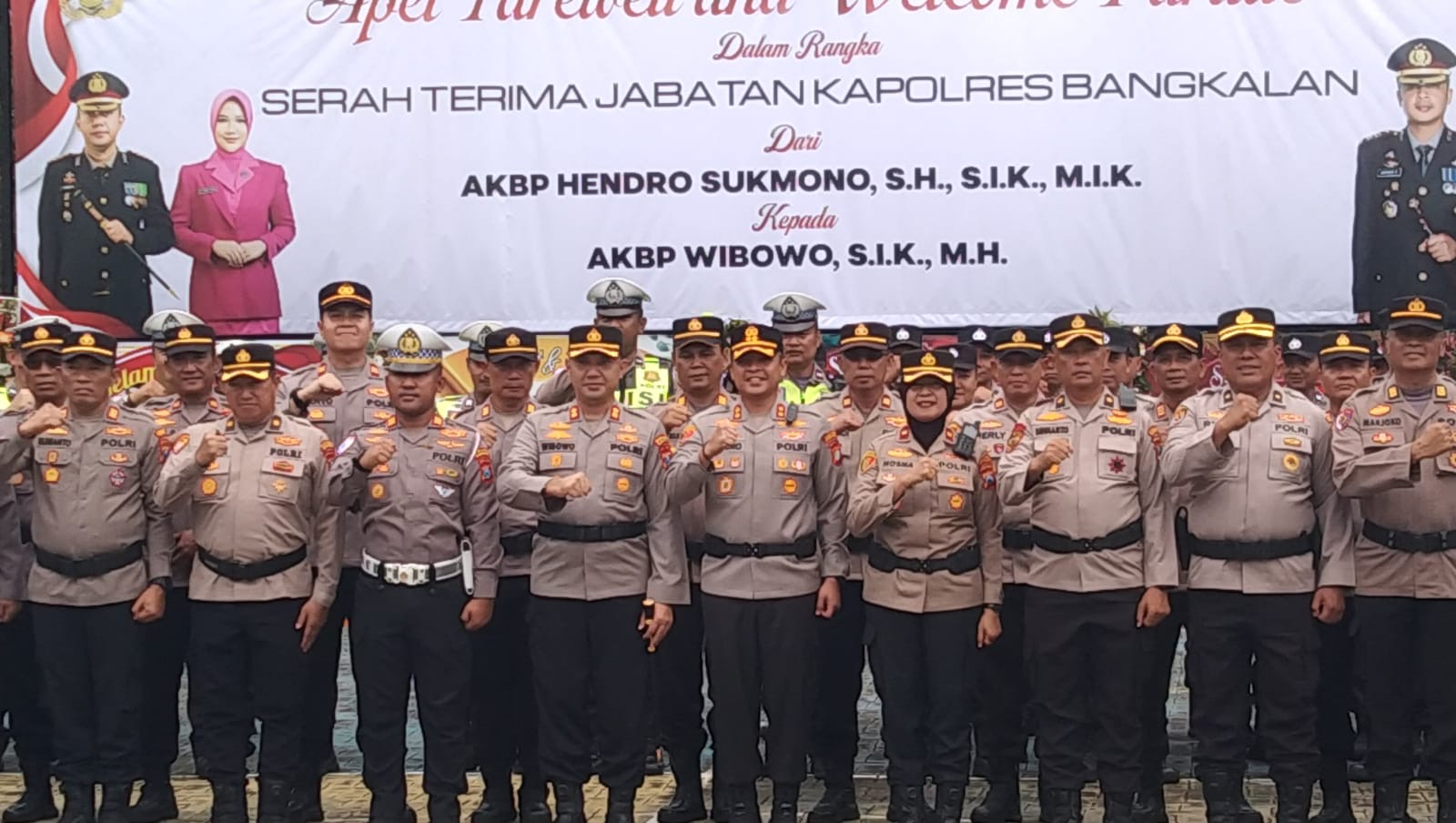 Keterangan Foto:
Prosesi penyambutan Kapolres Bangkalan AKBP Wibowo dengan tarian adat daerah dan tradisi pedang pora di Mapolres Bangkalan, Selasa (13/1/2026).