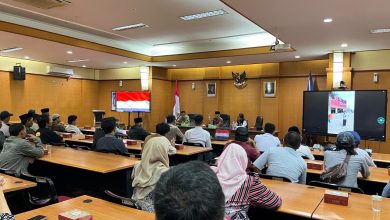 Wakil bupati Bangkalan, Fauzan Jakfar memberikan sosialisasi terhadap para juru parkir di di Pendopo Pratanu, Bangkalan, Jumat, 9 Januari 2026.