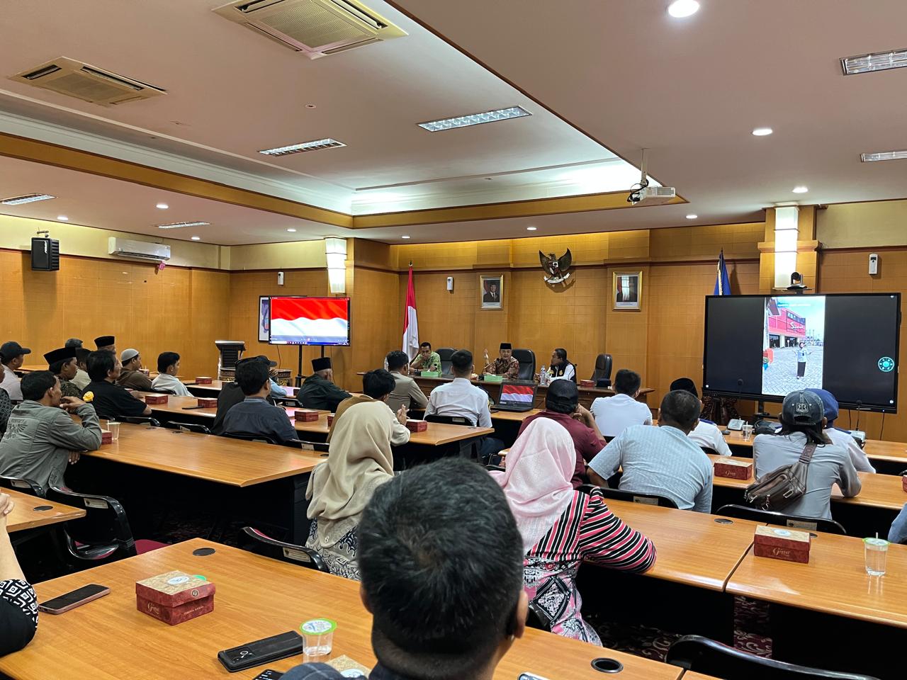 Wakil bupati Bangkalan, Fauzan Jakfar memberikan sosialisasi terhadap para juru parkir di di Pendopo Pratanu, Bangkalan, Jumat, 9 Januari 2026.