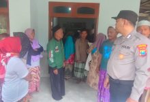 Petugas kepolisian dari Polsek Karang Penang mendatangi rumah duka di Desa Tlambah, Kecamatan Karang Penang, Kabupaten Sampang, untuk menyampaikan hasil pencarian dan memastikan proses evakuasi jenazah Sarima (70), lansia yang ditemukan meninggal dunia di waduk setempat, Rabu (28/1/2026).