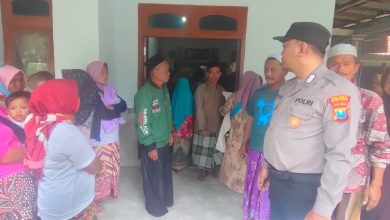 Petugas kepolisian dari Polsek Karang Penang mendatangi rumah duka di Desa Tlambah, Kecamatan Karang Penang, Kabupaten Sampang, untuk menyampaikan hasil pencarian dan memastikan proses evakuasi jenazah Sarima (70), lansia yang ditemukan meninggal dunia di waduk setempat, Rabu (28/1/2026).