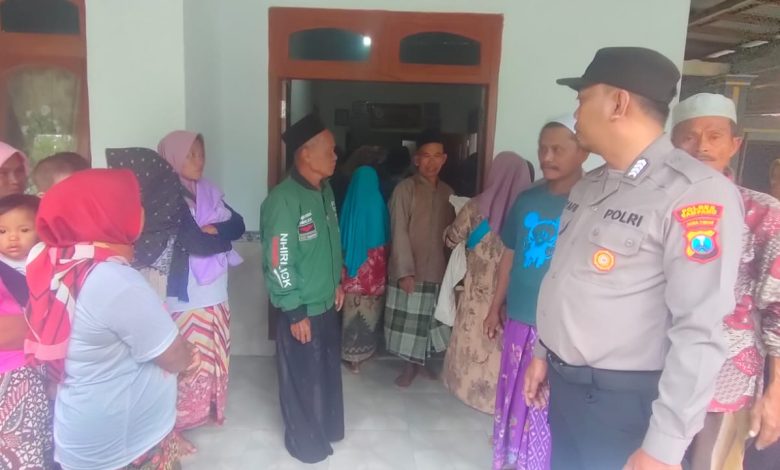 Petugas kepolisian dari Polsek Karang Penang mendatangi rumah duka di Desa Tlambah, Kecamatan Karang Penang, Kabupaten Sampang, untuk menyampaikan hasil pencarian dan memastikan proses evakuasi jenazah Sarima (70), lansia yang ditemukan meninggal dunia di waduk setempat, Rabu (28/1/2026).