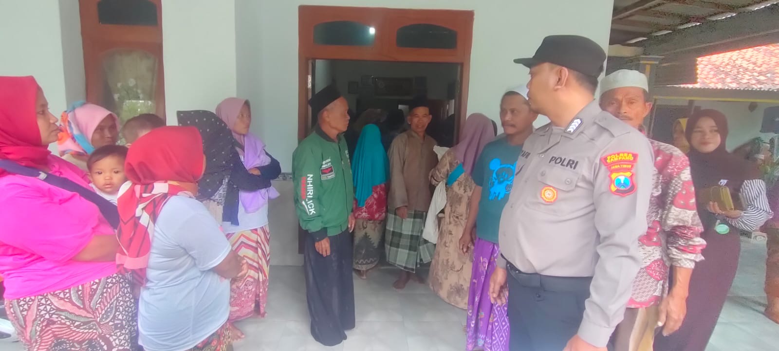 Petugas kepolisian dari Polsek Karang Penang mendatangi rumah duka di Desa Tlambah, Kecamatan Karang Penang, Kabupaten Sampang, untuk menyampaikan hasil pencarian dan memastikan proses evakuasi jenazah Sarima (70), lansia yang ditemukan meninggal dunia di waduk setempat, Rabu (28/1/2026).