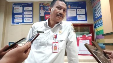 Plt Kepala Dinas Pendidikan Kabupaten Sampang, Nor Alam, memberikan keterangan kepada awak media terkait polemik SDN Batuporo Timur 1, Kecamatan Kedungdung, yang terancam ditutup permanen setelah terungkap tidak adanya aktivitas kegiatan belajar mengajar dan dugaan data ganda siswa.