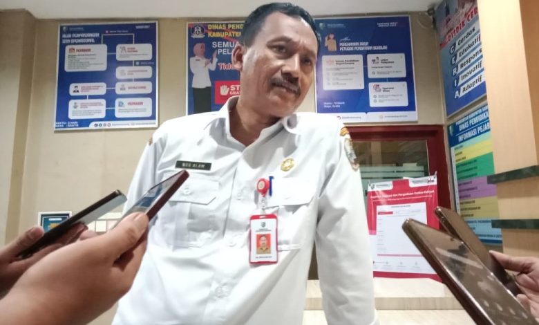 Plt Kepala Dinas Pendidikan Kabupaten Sampang, Nor Alam, memberikan keterangan kepada awak media terkait polemik SDN Batuporo Timur 1, Kecamatan Kedungdung, yang terancam ditutup permanen setelah terungkap tidak adanya aktivitas kegiatan belajar mengajar dan dugaan data ganda siswa.