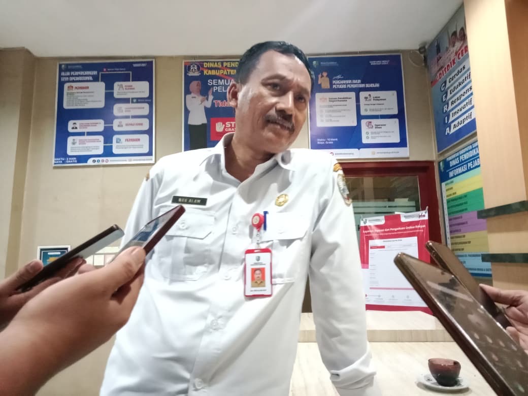 Plt Kepala Dinas Pendidikan Kabupaten Sampang, Nor Alam, memberikan keterangan kepada awak media terkait polemik SDN Batuporo Timur 1, Kecamatan Kedungdung, yang terancam ditutup permanen setelah terungkap tidak adanya aktivitas kegiatan belajar mengajar dan dugaan data ganda siswa.