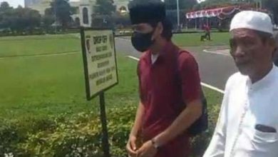 UF, tersangka kasus dugaan pelecehan seksual santri di Bangkalan, digiring petugas usai pemeriksaan di Polda Jawa Timur.