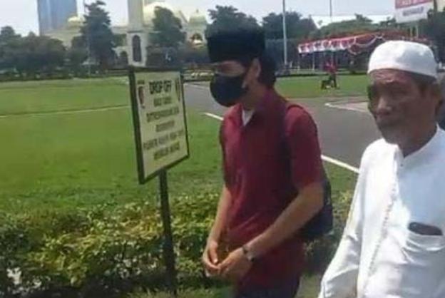 UF, tersangka kasus dugaan pelecehan seksual santri di Bangkalan, digiring petugas usai pemeriksaan di Polda Jawa Timur.