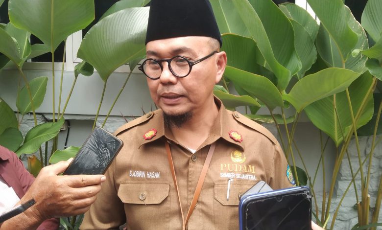 Keterangan foto: Direktur PUDAM Sumber Sejahtera Bangkalan H. Sjobirin Hasan saat memberikan keterangan kepada awak media.