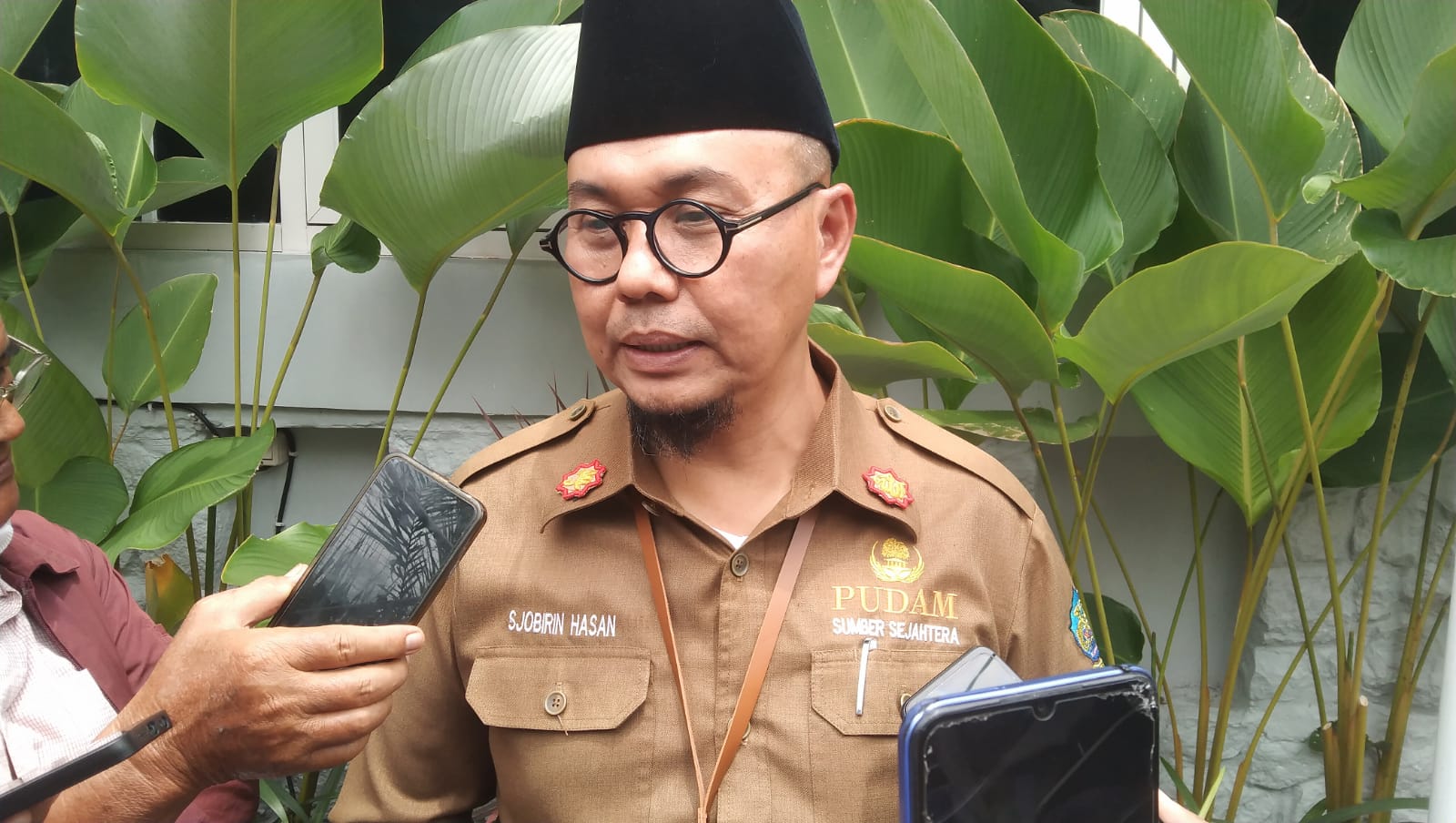 Keterangan foto: Direktur PUDAM Sumber Sejahtera Bangkalan H. Sjobirin Hasan saat memberikan keterangan kepada awak media.