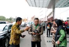 Bupati Sampang H. Slamet Junaidi (tengah) didampingi jajaran pejabat saat menghadiri penganugerahan Universal Health Coverage (UHC) Award kategori utama tingkat nasional di Ballroom Kemayoran, Jakarta, Selasa (27/1/2026). Kabupaten Sampang meraih penghargaan tersebut setelah mencatat kepesertaan JKN mencapai 101 persen dengan tingkat keaktifan 95 persen.