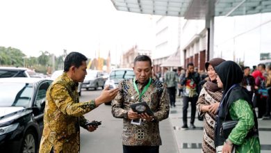 Bupati Sampang H. Slamet Junaidi (tengah) didampingi jajaran pejabat saat menghadiri penganugerahan Universal Health Coverage (UHC) Award kategori utama tingkat nasional di Ballroom Kemayoran, Jakarta, Selasa (27/1/2026). Kabupaten Sampang meraih penghargaan tersebut setelah mencatat kepesertaan JKN mencapai 101 persen dengan tingkat keaktifan 95 persen.