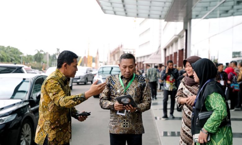 Bupati Sampang H. Slamet Junaidi (tengah) didampingi jajaran pejabat saat menghadiri penganugerahan Universal Health Coverage (UHC) Award kategori utama tingkat nasional di Ballroom Kemayoran, Jakarta, Selasa (27/1/2026). Kabupaten Sampang meraih penghargaan tersebut setelah mencatat kepesertaan JKN mencapai 101 persen dengan tingkat keaktifan 95 persen.