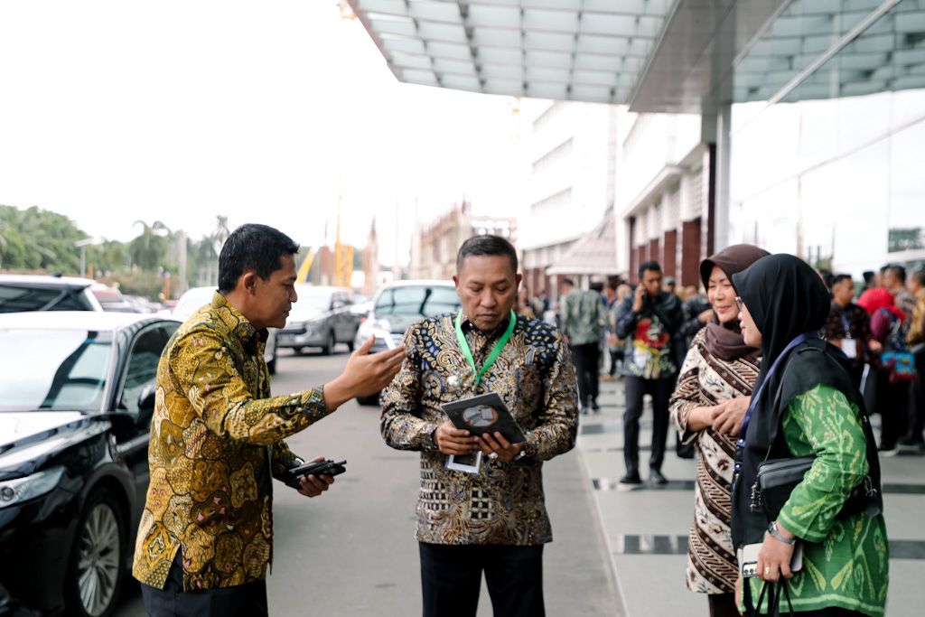 Bupati Sampang H. Slamet Junaidi (tengah) didampingi jajaran pejabat saat menghadiri penganugerahan Universal Health Coverage (UHC) Award kategori utama tingkat nasional di Ballroom Kemayoran, Jakarta, Selasa (27/1/2026). Kabupaten Sampang meraih penghargaan tersebut setelah mencatat kepesertaan JKN mencapai 101 persen dengan tingkat keaktifan 95 persen.