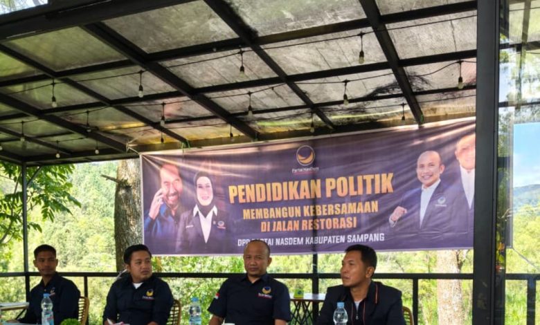 Pengurus dan kader DPD Partai NasDem Kabupaten Sampang mengikuti kegiatan pendidikan politik di Kota Batu, Jawa Timur, Selasa (13/1/2026). Pendidikan politik ini digelar sebagai bagian dari konsolidasi internal partai untuk memperkuat pemahaman politik, ideologi, dan etika kader dalam dinamika demokrasi daerah.