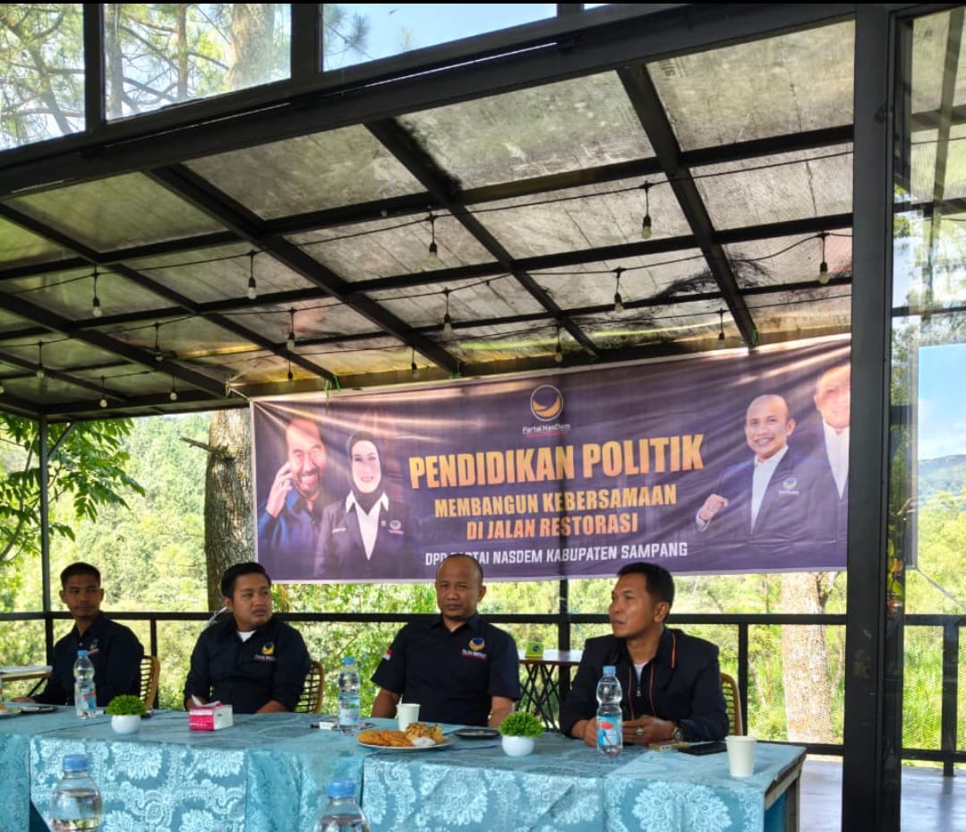 Pengurus dan kader DPD Partai NasDem Kabupaten Sampang mengikuti kegiatan pendidikan politik di Kota Batu, Jawa Timur, Selasa (13/1/2026). Pendidikan politik ini digelar sebagai bagian dari konsolidasi internal partai untuk memperkuat pemahaman politik, ideologi, dan etika kader dalam dinamika demokrasi daerah.