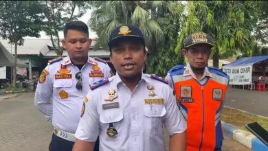 Keterangan foto: Kepala Dinas Perhubungan Bangkalan, Moh. Hasan Faisol, didampingi pejabat Dishub saat memberikan keterangan pers kepada awak media.