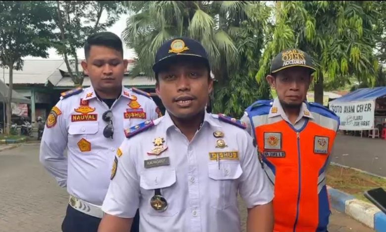 Keterangan foto: Kepala Dinas Perhubungan Bangkalan, Moh. Hasan Faisol, didampingi pejabat Dishub saat memberikan keterangan pers kepada awak media.