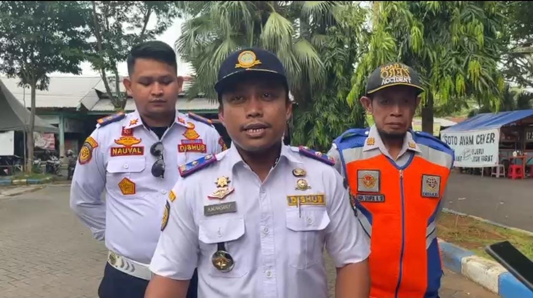 Keterangan foto: Kepala Dinas Perhubungan Bangkalan, Moh. Hasan Faisol, didampingi pejabat Dishub saat memberikan keterangan pers kepada awak media.