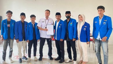 Pengurus Komisariat PMII STKIP PGRI Bangkalan berfoto bersama Kepala Dinas Pendidikan Kabupaten Bangkalan usai audiensi terkait dugaan praktik pungutan liar (pungli) di lingkungan Dinas Pendidikan, Bangkalan.