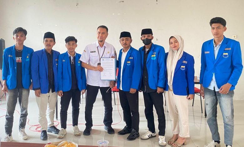 Pengurus Komisariat PMII STKIP PGRI Bangkalan berfoto bersama Kepala Dinas Pendidikan Kabupaten Bangkalan usai audiensi terkait dugaan praktik pungutan liar (pungli) di lingkungan Dinas Pendidikan, Bangkalan.