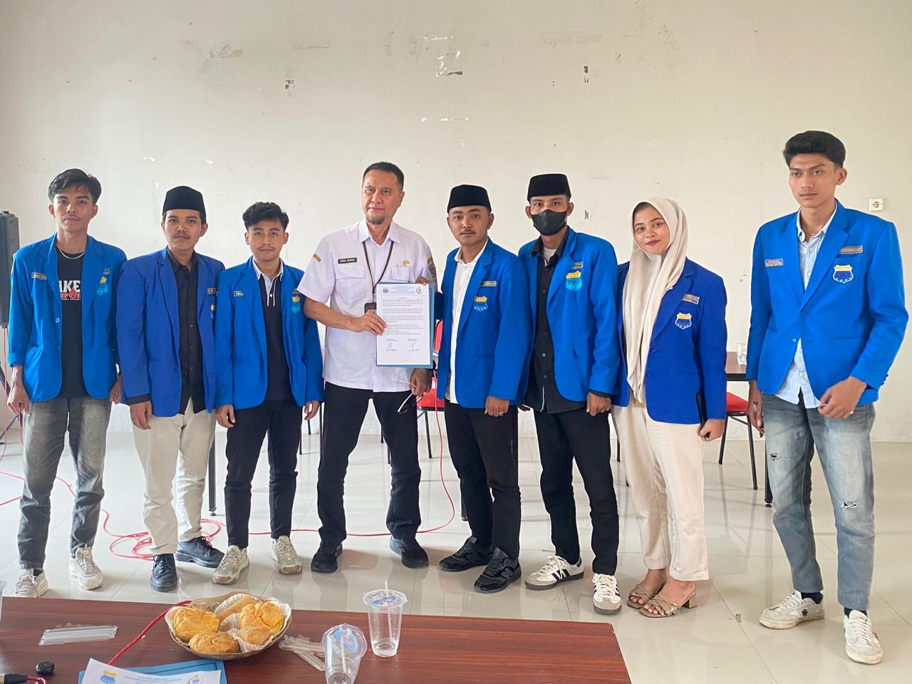 Pengurus Komisariat PMII STKIP PGRI Bangkalan berfoto bersama Kepala Dinas Pendidikan Kabupaten Bangkalan usai audiensi terkait dugaan praktik pungutan liar (pungli) di lingkungan Dinas Pendidikan, Bangkalan.