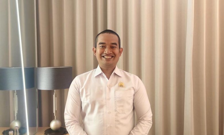 Ketua Komisi I DPRD Sampang, Muhammad Salim, mendorong pemerintah desa beradaptasi dengan kebijakan pusat melalui penguatan KDKMP sebagai langkah menuju desa mandiri.