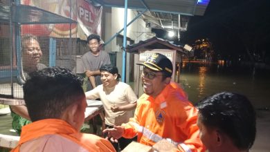 Wakil Bupati Sampang H. Ahmad Mahfud A.Q bersama BPBD menyerahkan bantuan sembako kepada warga terdampak banjir di Kabupaten Sampang, Minggu (4/1/2026), sebagai bentuk kepedulian pemerintah daerah di tengah cuaca ekstrem.