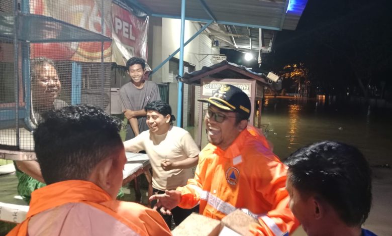 Wakil Bupati Sampang H. Ahmad Mahfud A.Q bersama BPBD menyerahkan bantuan sembako kepada warga terdampak banjir di Kabupaten Sampang, Minggu (4/1/2026), sebagai bentuk kepedulian pemerintah daerah di tengah cuaca ekstrem.