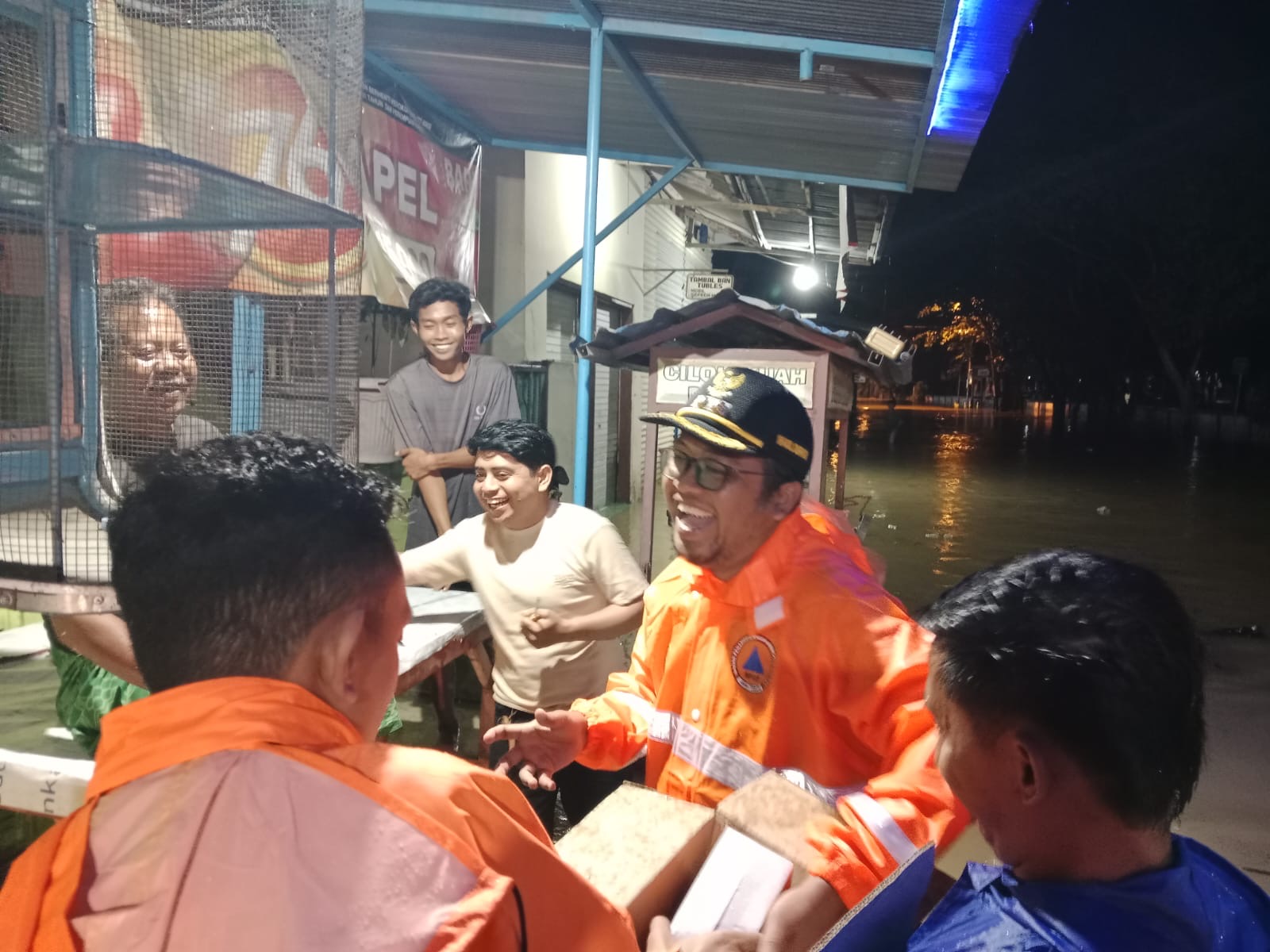 Wakil Bupati Sampang H. Ahmad Mahfud A.Q bersama BPBD menyerahkan bantuan sembako kepada warga terdampak banjir di Kabupaten Sampang, Minggu (4/1/2026), sebagai bentuk kepedulian pemerintah daerah di tengah cuaca ekstrem.