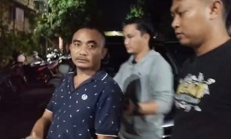 Tersangka kasus narkoba berinisial HL digiring petugas Satresnarkoba Polres Bangkalan usai ditangkap di Kecamatan Tragah, Bangkalan, Jumat (23/01/2026). Polisi mengamankan barang bukti sabu-sabu dan menetapkan HL sebagai bandar yang dinilai meresahkan warga.
