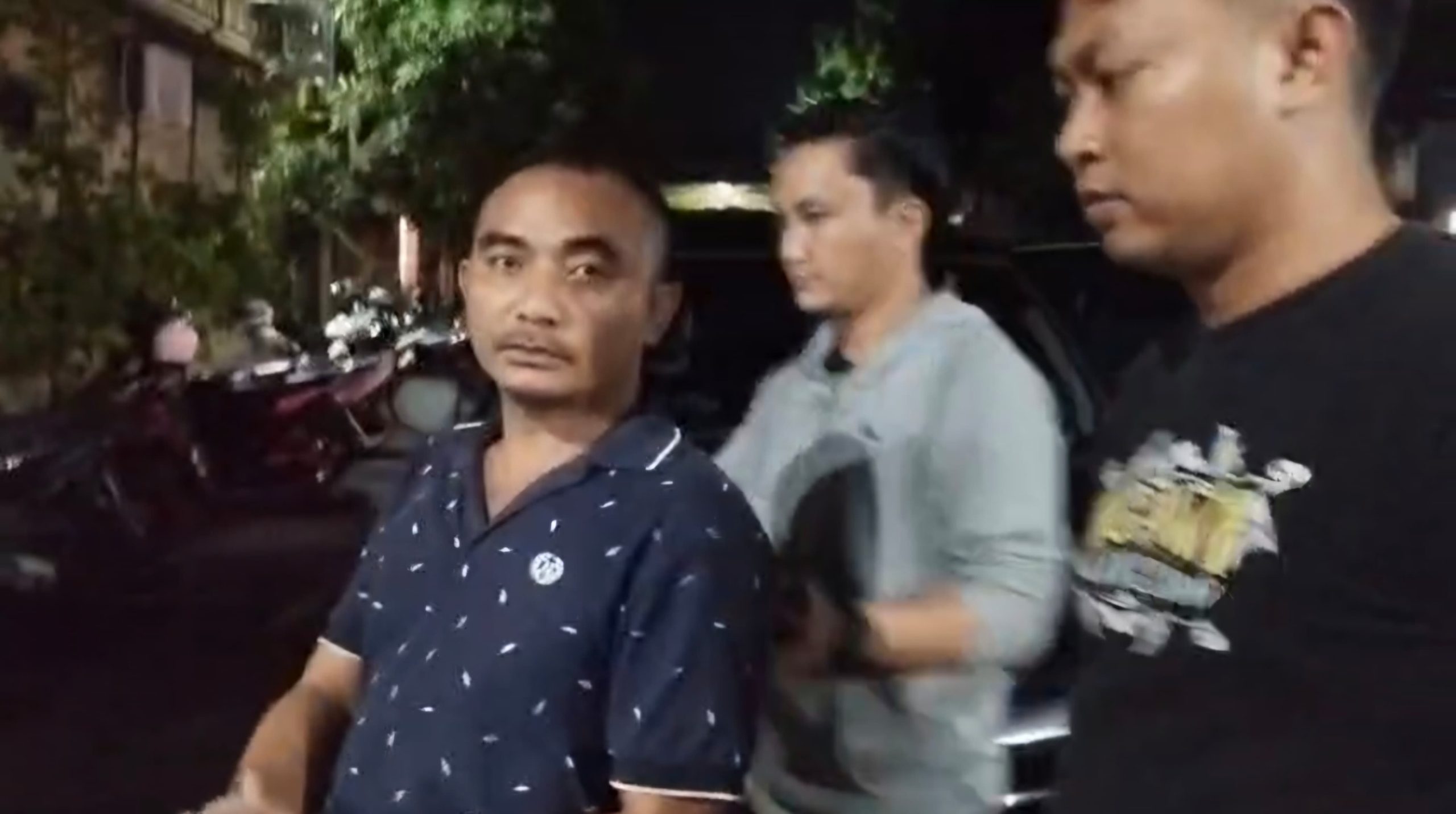 Tersangka kasus narkoba berinisial HL digiring petugas Satresnarkoba Polres Bangkalan usai ditangkap di Kecamatan Tragah, Bangkalan, Jumat (23/01/2026). Polisi mengamankan barang bukti sabu-sabu dan menetapkan HL sebagai bandar yang dinilai meresahkan warga.