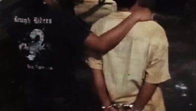 Keterangan Foto: Petugas Satreskrim Polres Sampang mengamankan terduga pelaku penganiayaan berinisial AB (45) usai insiden berdarah di Jalan Makboel, Kelurahan Polagan, Kecamatan/Kota Sampang, Selasa malam (30/12/2025).