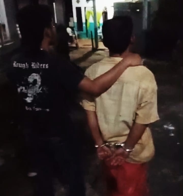Keterangan Foto:
Petugas Satreskrim Polres Sampang mengamankan terduga pelaku penganiayaan berinisial AB (45) usai insiden berdarah di Jalan Makboel, Kelurahan Polagan, Kecamatan/Kota Sampang, Selasa malam (30/12/2025).