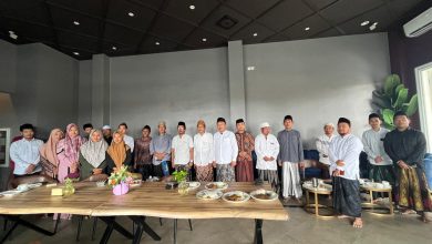 Ulama Muda Bangkalan bersama tokoh masyarakat dan pengurus organisasi keagamaan berfoto bersama usai forum diskusi dan penyampaian sikap terkait polemik PBNU, yang menilai pemecatan Ketua Umum PBNU sah secara agama dan berdasarkan prinsip politik Islam.