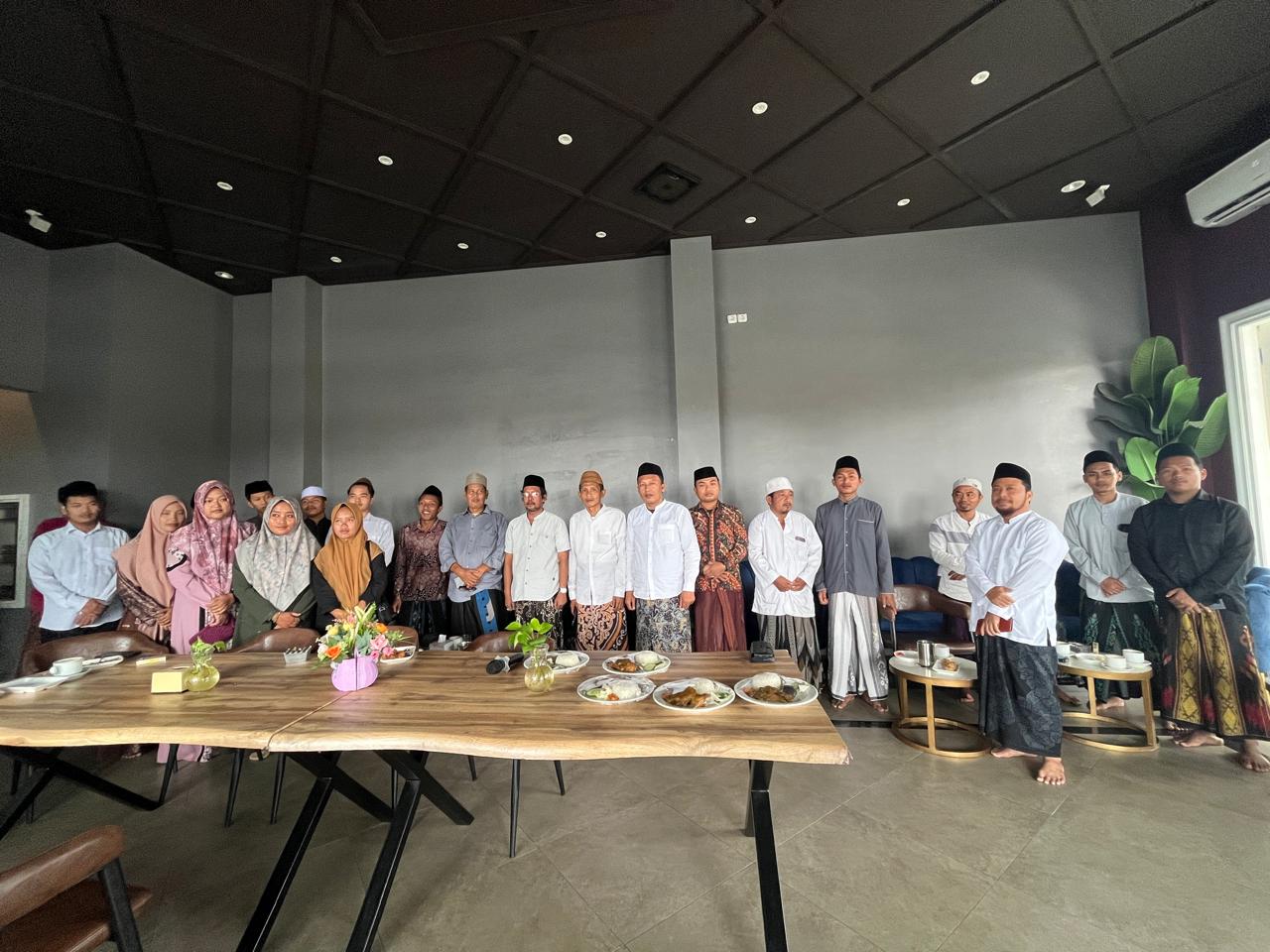 Ulama Muda Bangkalan bersama tokoh masyarakat dan pengurus organisasi keagamaan berfoto bersama usai forum diskusi dan penyampaian sikap terkait polemik PBNU, yang menilai pemecatan Ketua Umum PBNU sah secara agama dan berdasarkan prinsip politik Islam.