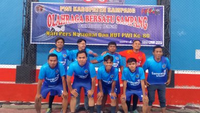 Tim peserta olahraga bersama PWI Kabupaten Sampang berfoto usai pertandingan futsal dalam rangka memperingati Hari Pers Nasional 2026 dan HUT PWI ke-80 di lapangan futsal Jalan Pahlawan, Sampang, Jumat (13/2/2026).