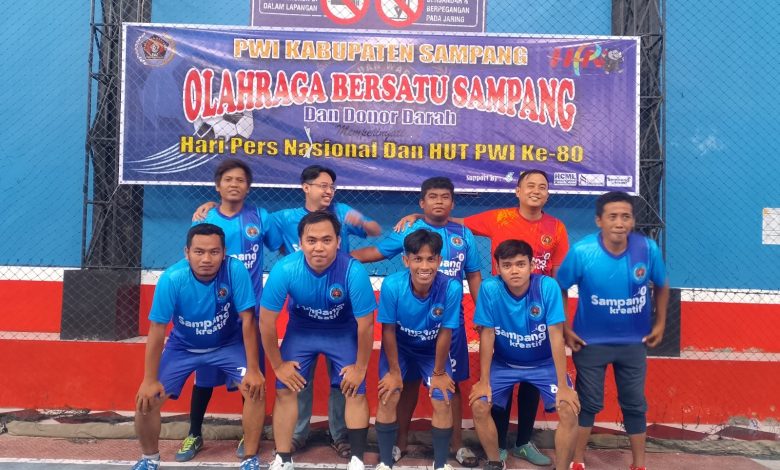 Tim peserta olahraga bersama PWI Kabupaten Sampang berfoto usai pertandingan futsal dalam rangka memperingati Hari Pers Nasional 2026 dan HUT PWI ke-80 di lapangan futsal Jalan Pahlawan, Sampang, Jumat (13/2/2026).
