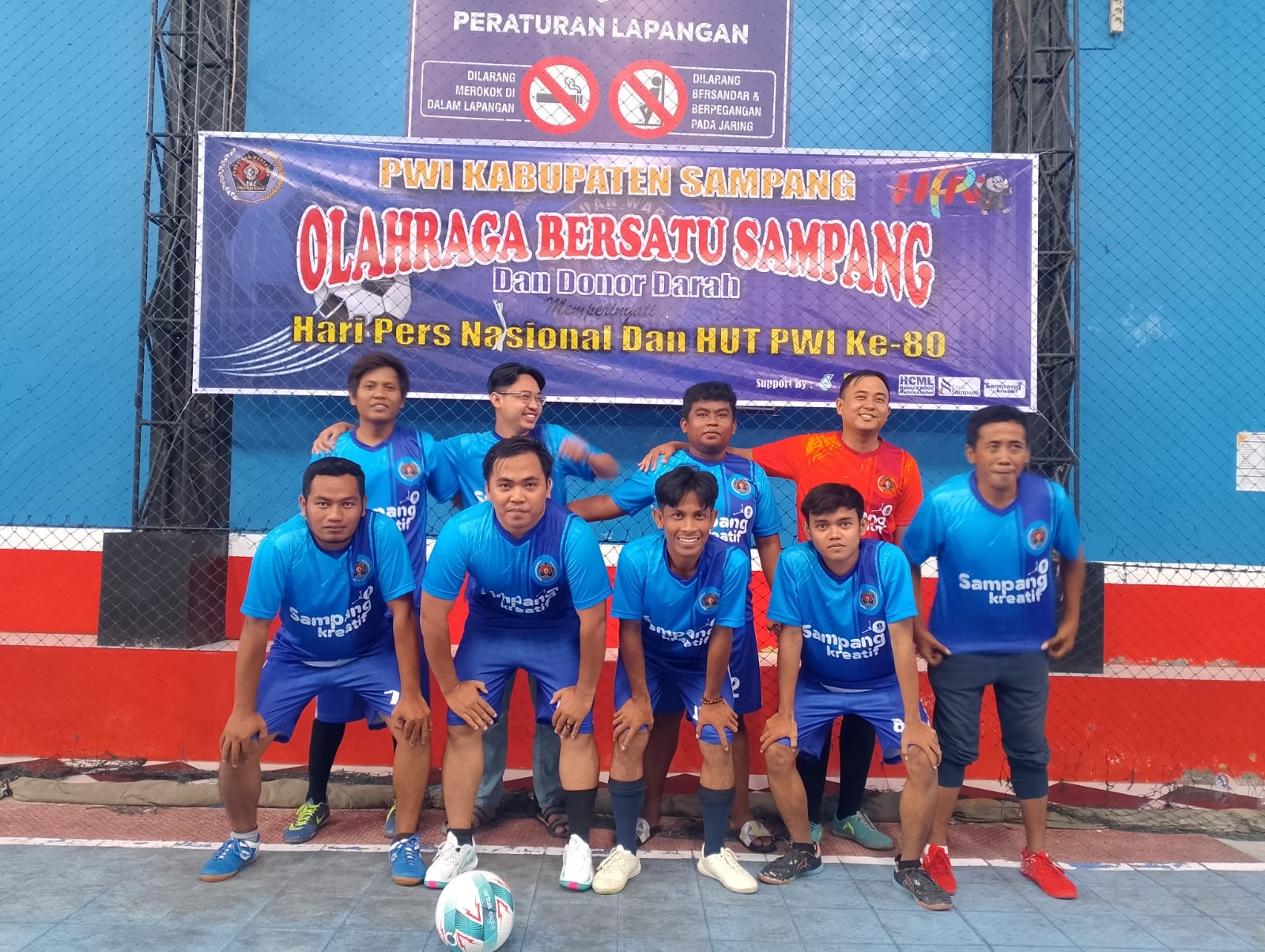 Tim peserta olahraga bersama PWI Kabupaten Sampang berfoto usai pertandingan futsal dalam rangka memperingati Hari Pers Nasional 2026 dan HUT PWI ke-80 di lapangan futsal Jalan Pahlawan, Sampang, Jumat (13/2/2026).