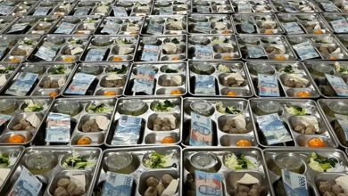 Ribuan ompreng Makan Bergizi Gratis (MBG) di Kecamatan Tanah Merah, Bangkalan, berjejer rapi dengan sisipan uang Rp 50 ribu di setiap paket, siap dibagikan kepada 1.877 siswa penerima manfaat.