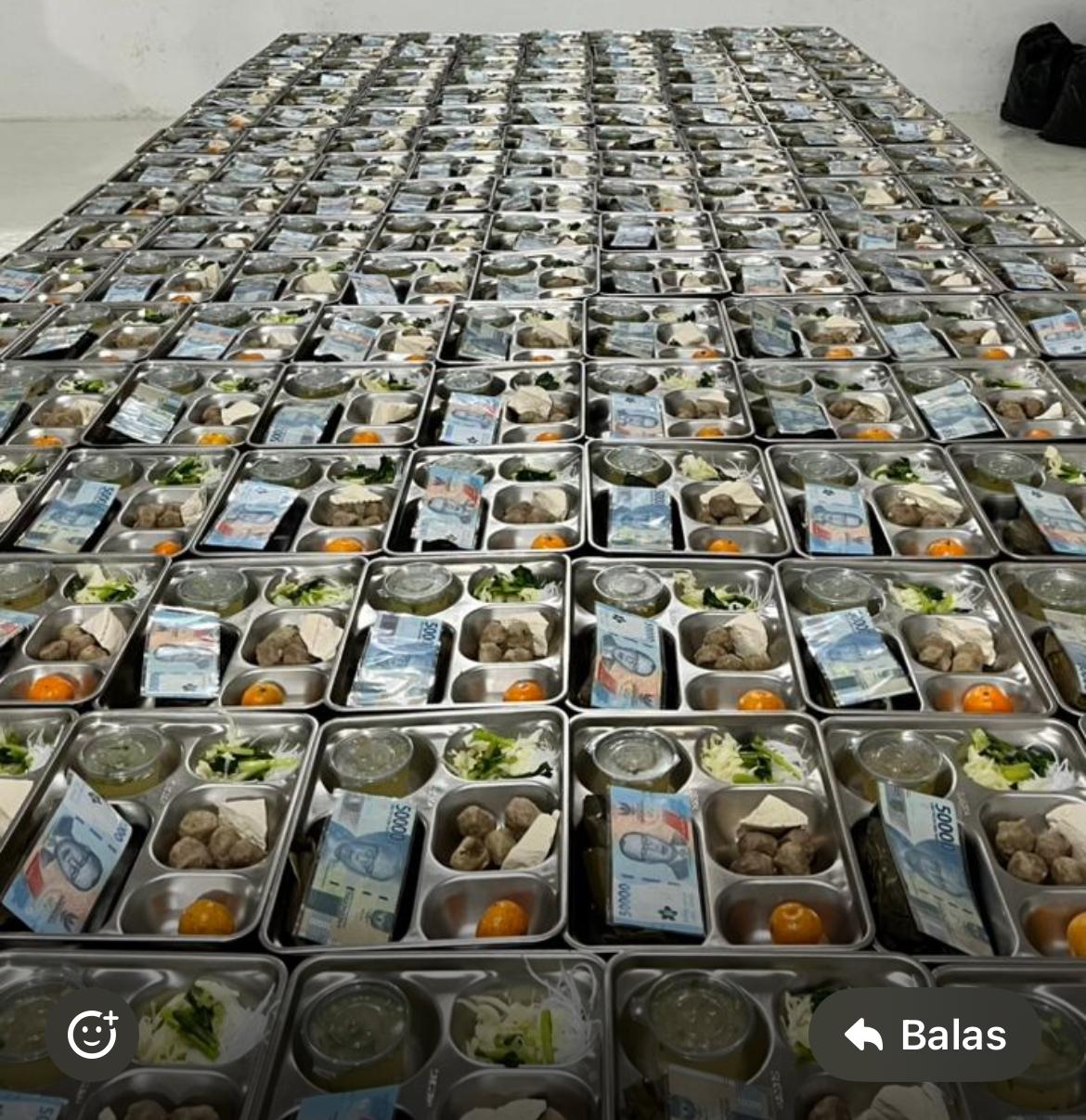 Ribuan ompreng Makan Bergizi Gratis (MBG) di Kecamatan Tanah Merah, Bangkalan, berjejer rapi dengan sisipan uang Rp 50 ribu di setiap paket, siap dibagikan kepada 1.877 siswa penerima manfaat.