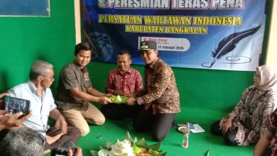 Prosesi pemotongan tumpeng dalam peringatan Hari Pers Nasional 2026 sekaligus peresmian sekretariat “Teras Pena” PWI Kabupaten Bangkalan, Jumat (13/2/2026).