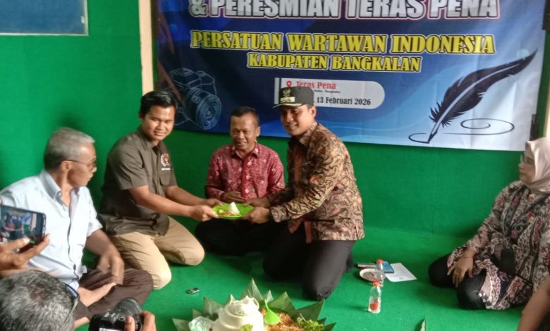 Prosesi pemotongan tumpeng dalam peringatan Hari Pers Nasional 2026 sekaligus peresmian sekretariat “Teras Pena” PWI Kabupaten Bangkalan, Jumat (13/2/2026).