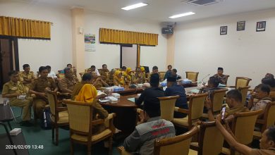 Suasana audiensi Forum Guru dan Tenaga Kependidikan Nasional (FGTKN) Kabupaten Sampang bersama DPRD Sampang, Senin (9/2/2026), membahas tuntutan peningkatan kesejahteraan guru serta peralihan status PPPK Paruh Waktu menjadi PPPK Penuh Waktu tanpa bergantung pada alasan anggaran daerah.