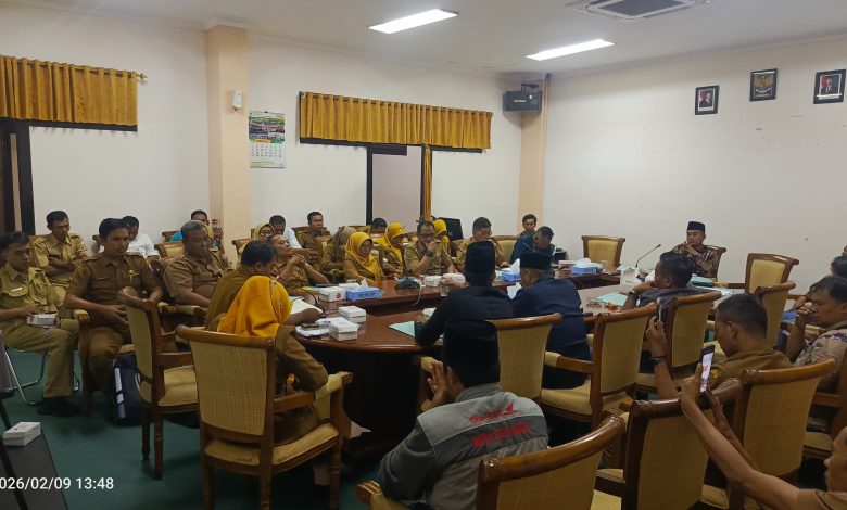 Suasana audiensi Forum Guru dan Tenaga Kependidikan Nasional (FGTKN) Kabupaten Sampang bersama DPRD Sampang, Senin (9/2/2026), membahas tuntutan peningkatan kesejahteraan guru serta peralihan status PPPK Paruh Waktu menjadi PPPK Penuh Waktu tanpa bergantung pada alasan anggaran daerah.